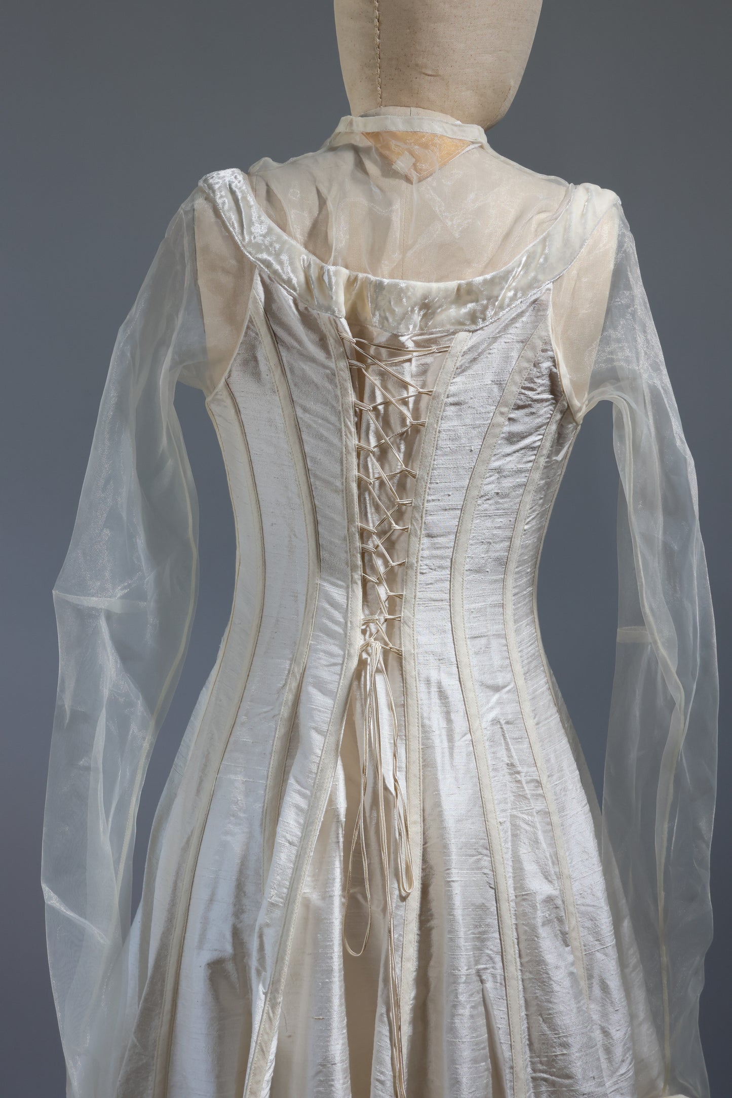 Kaat Tilley Justitia Dupion Silk - DR104 Ivory / Velvet