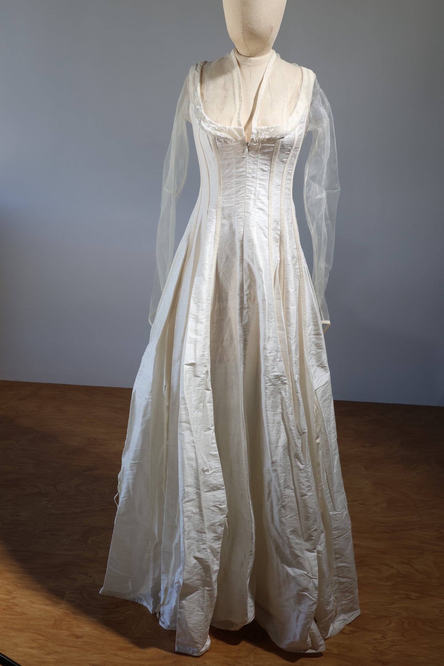 Kaat Tilley Justitia Dupion Silk - DR104 Ivory / Velvet