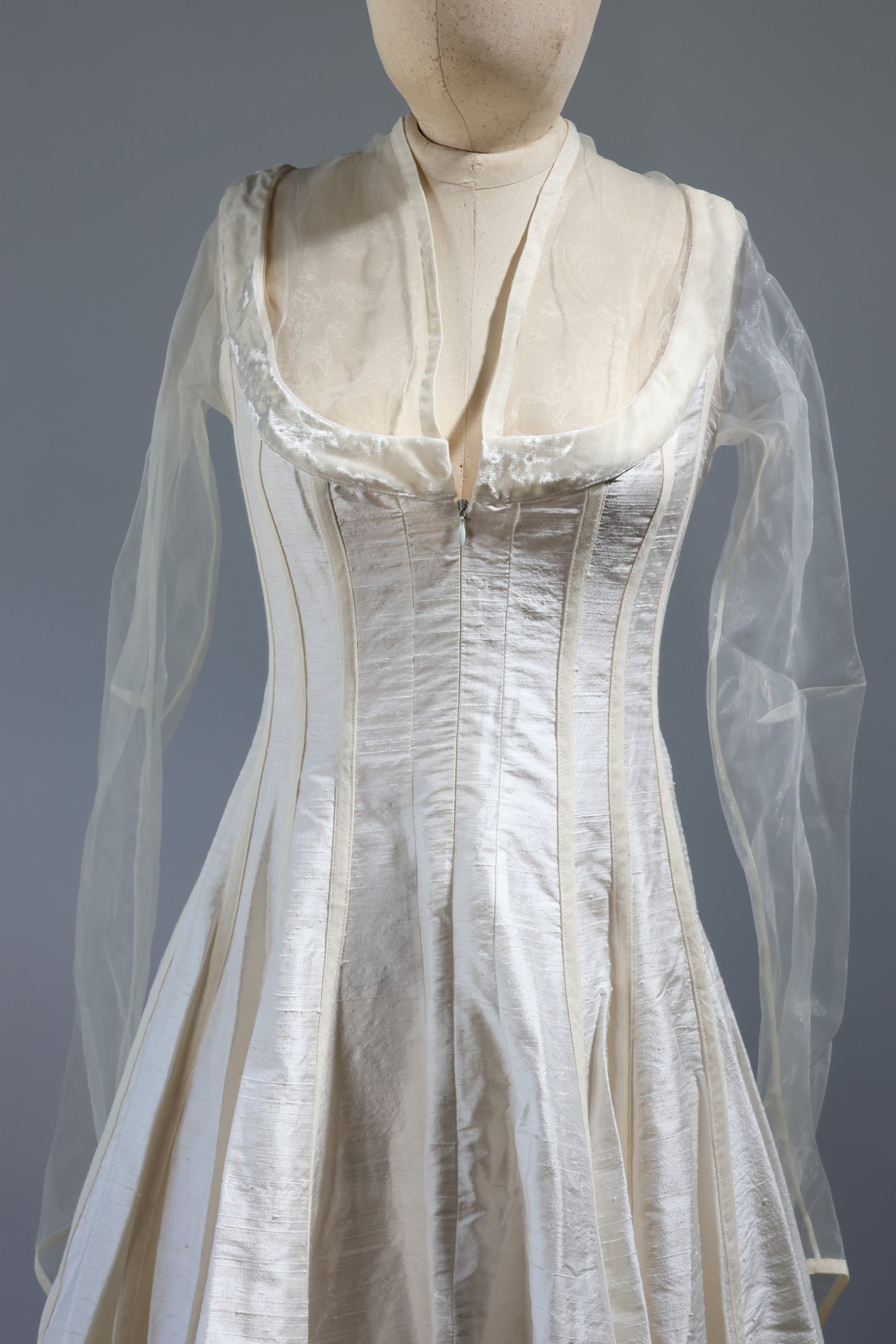 Kaat Tilley Justitia Dupion Silk - DR104 Ivory / Velvet