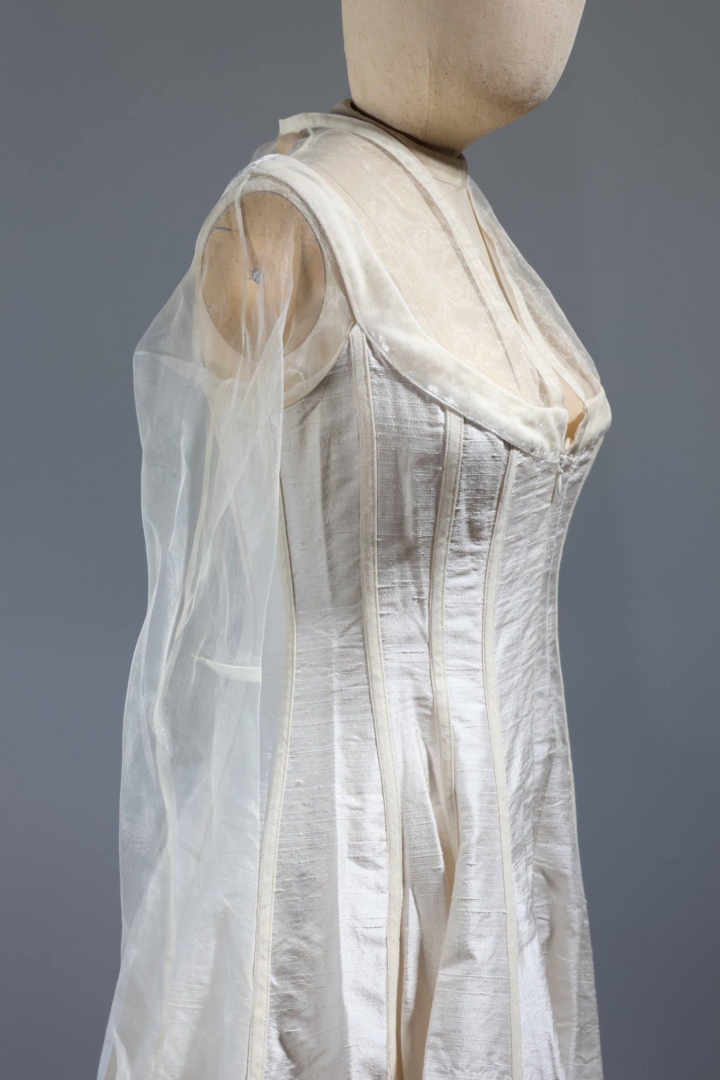 Kaat Tilley Justitia Dupion Silk - DR104 Ivory / Velvet