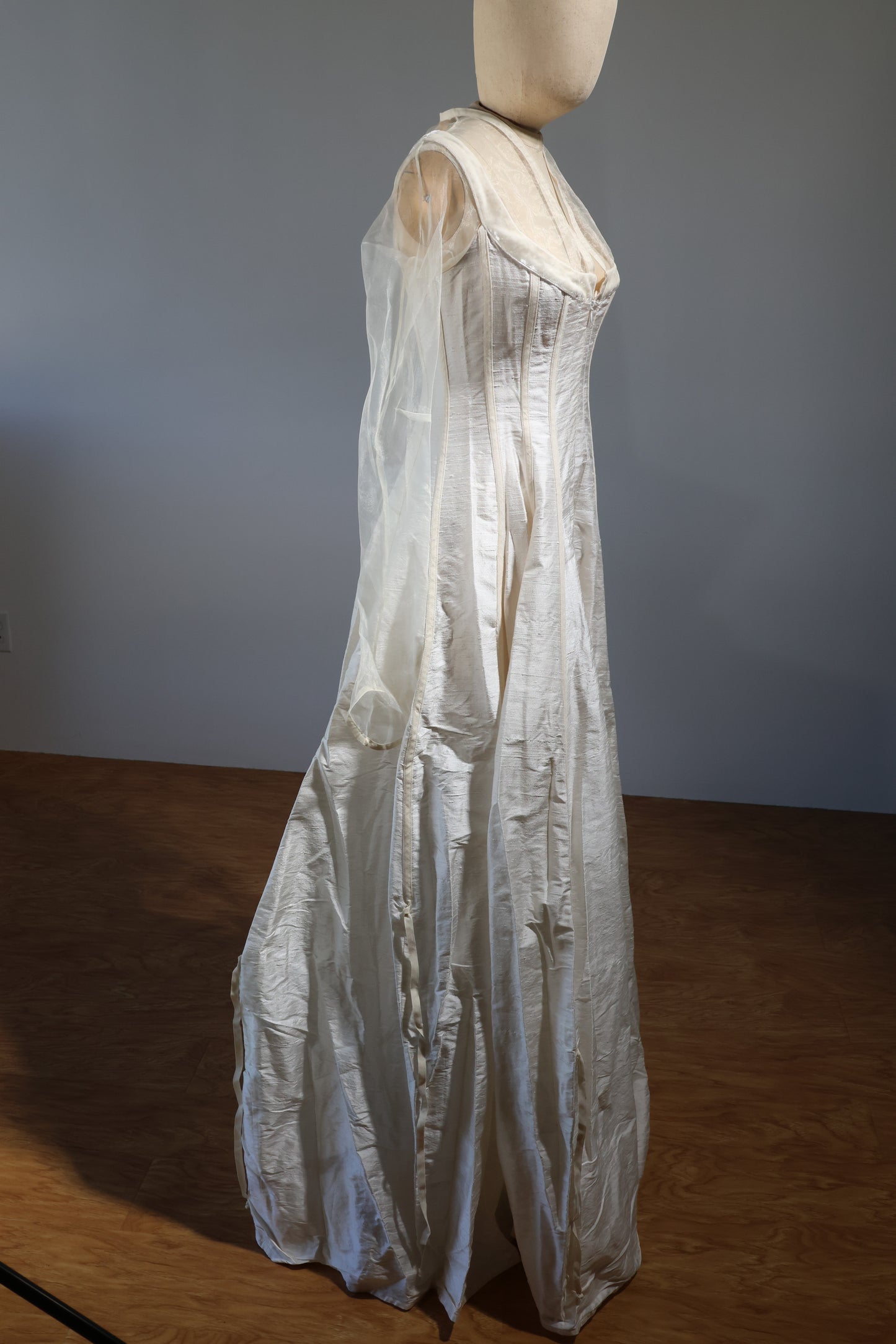 Kaat Tilley Justitia Dupion Silk - DR104 Ivory / Velvet