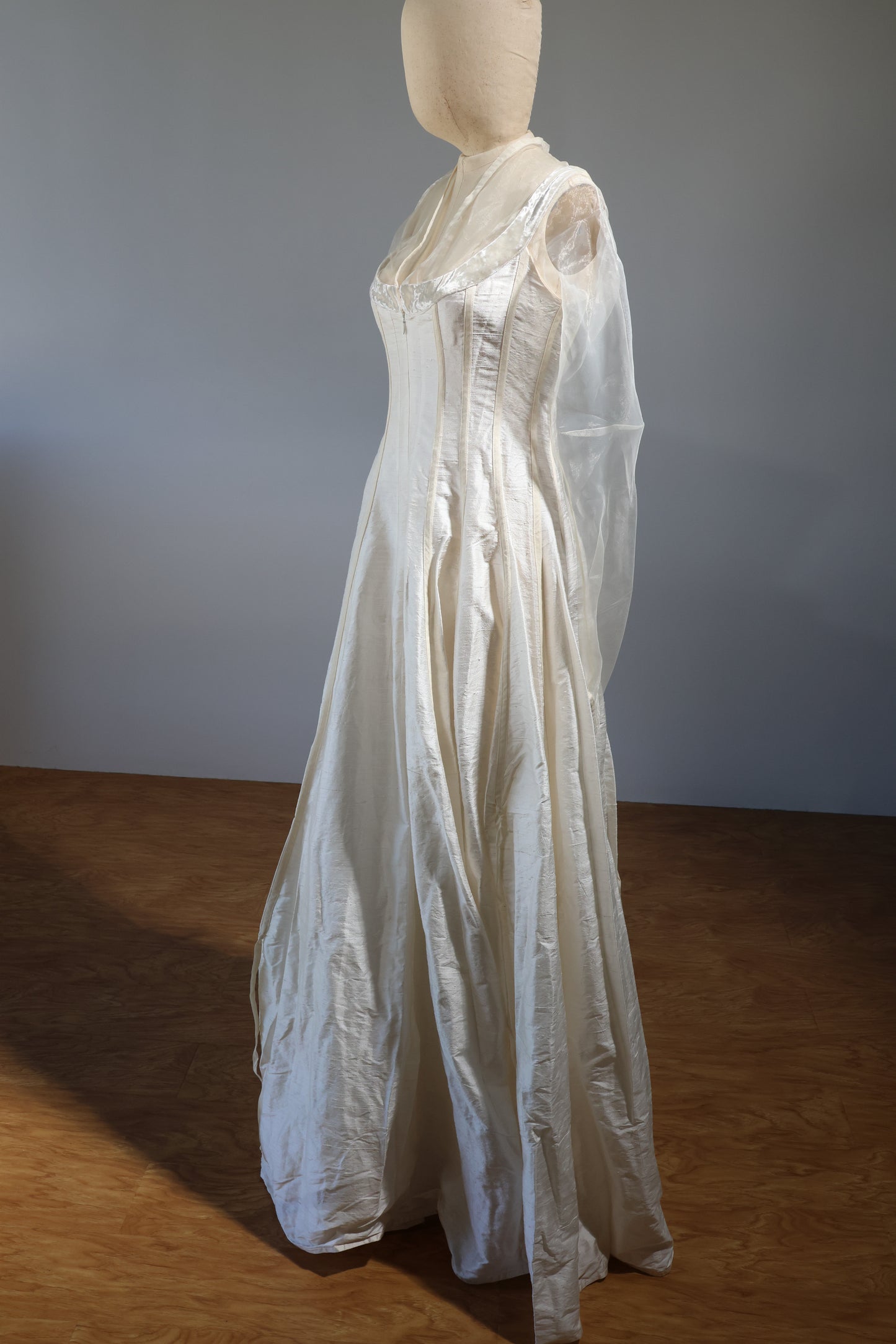 Kaat Tilley Justitia Dupion Silk - DR104 Ivory / Velvet