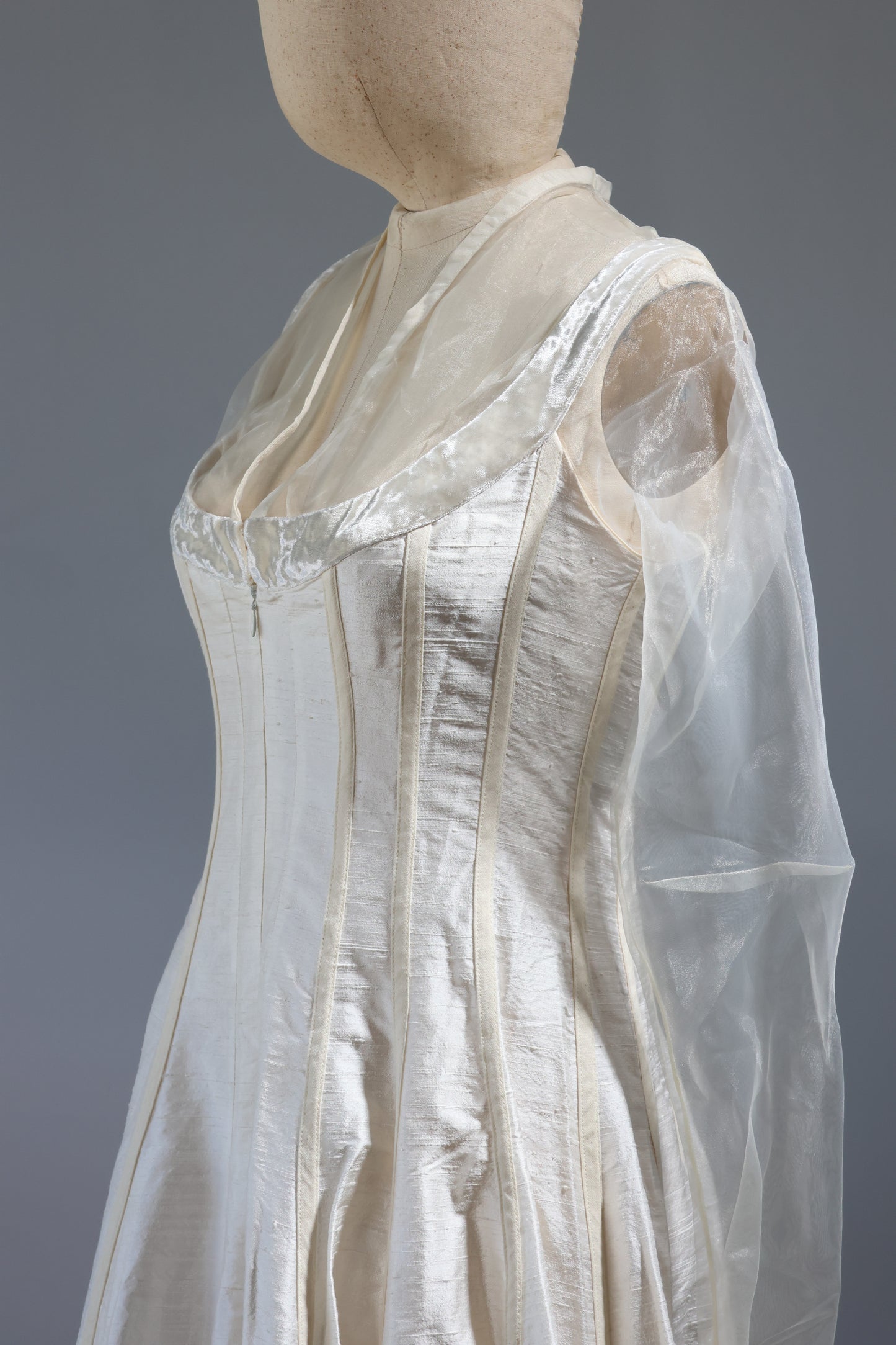 Kaat Tilley Justitia Dupion Silk - DR104 Ivory / Velvet