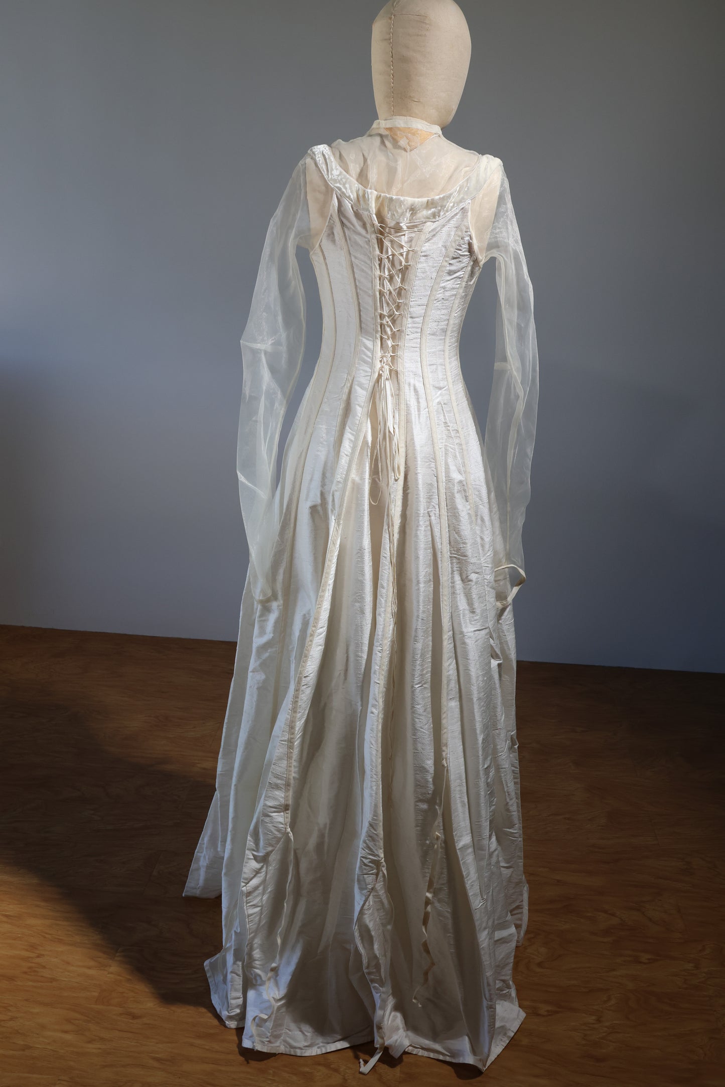 Kaat Tilley Justitia Dupion Silk - DR104 Ivory / Velvet